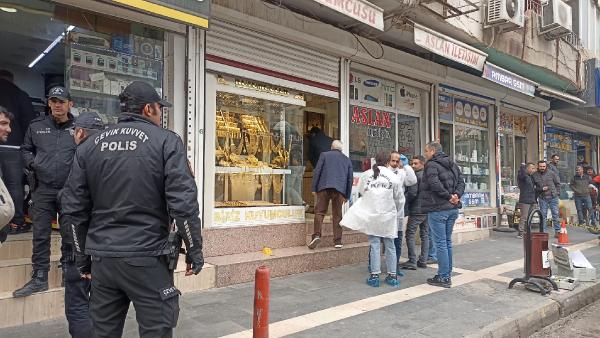 Salih KESKİN/KIZILTEPE, (Mardin), (DHA)-MARDİN’de kuyumcuya girip, soygun girişiminde bulunan 3