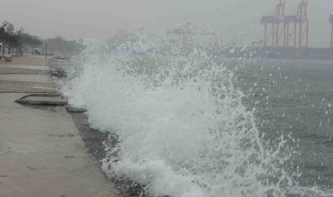 METEOROLOJİNİN UYARDIĞI YAĞIŞLI  HAVA MERSİN'DE ETKİLİ OLURKEN AKDENİZ'DE HORTUM