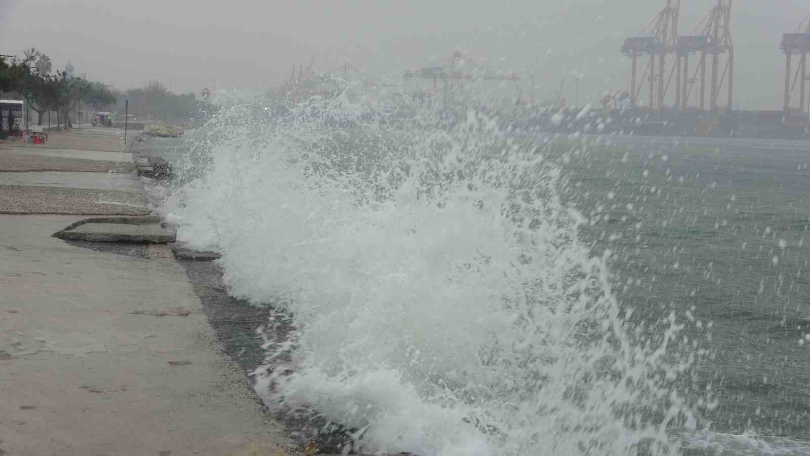 Mersin’de yağışlı hava etkili olmaya başladı, Akdeniz’de hortum çıktı