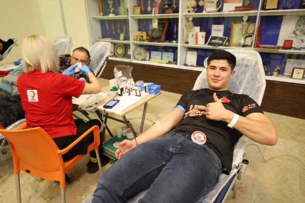 milli sporcular antrenorleri ve aileleri kan bagisladi fc48ecc