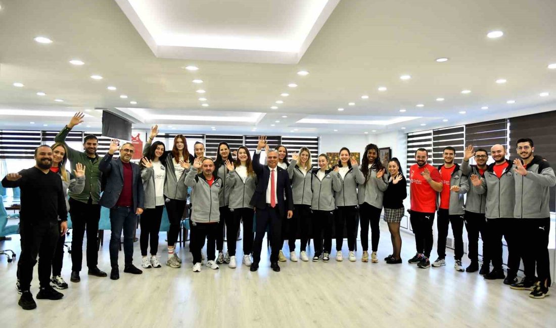 MURATPAŞA BELEDİYESİ KADIN VOLEYBOL TAKIMI, MURATPAŞA BELEDİYE BAŞKANI ÜMİT UYSAL’I