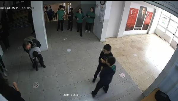 Nefes borusuna yemek kaçan öğrencisini 'Heimlich' manevrasıyla kurtardı; o anlar kamerada
