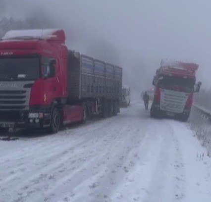 Nurhak’ta kar yağışı etkili oldu, araçlar yolda kaldı