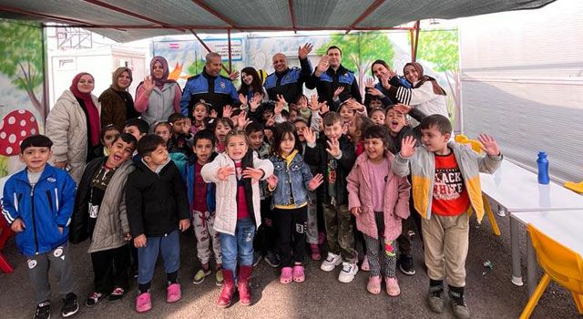 osmaniye polisinden konteyner kentlere ziyaret 1704807578