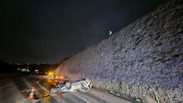 otomobil 15 metreden anayola dustu 2 olu 1 yarali 633c579