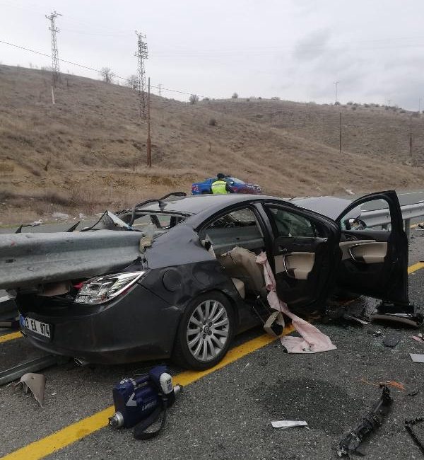 Tamer ÖREN/ELAZIĞ, (DHA)- ELAZIĞ’da kontrolden çıkarak bariyere saplanan otomobilde 1 kişi