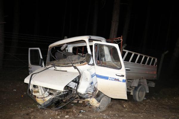 Tunahan KIR/ANTALYA, (DHA)- ANTALYA’da otomobil ile kamyonet kafa kafaya çarpıştı.