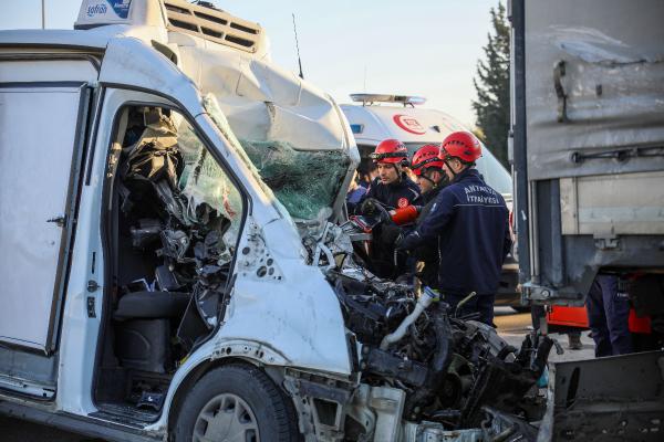 Semih ERSÖZLER/ANTALYA, (DHA)- ANTALYA’da park halindeki TIR’a çarpan minibüsün şoförü