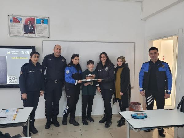Polislerden, şehit meslektaşlarının oğluna sürpriz doğum günü kutlaması Fatih YILMAZ/TOKAT, (DHA)- İSTANBUL’da 11 yıl önce geçirdiği trafik kazasında