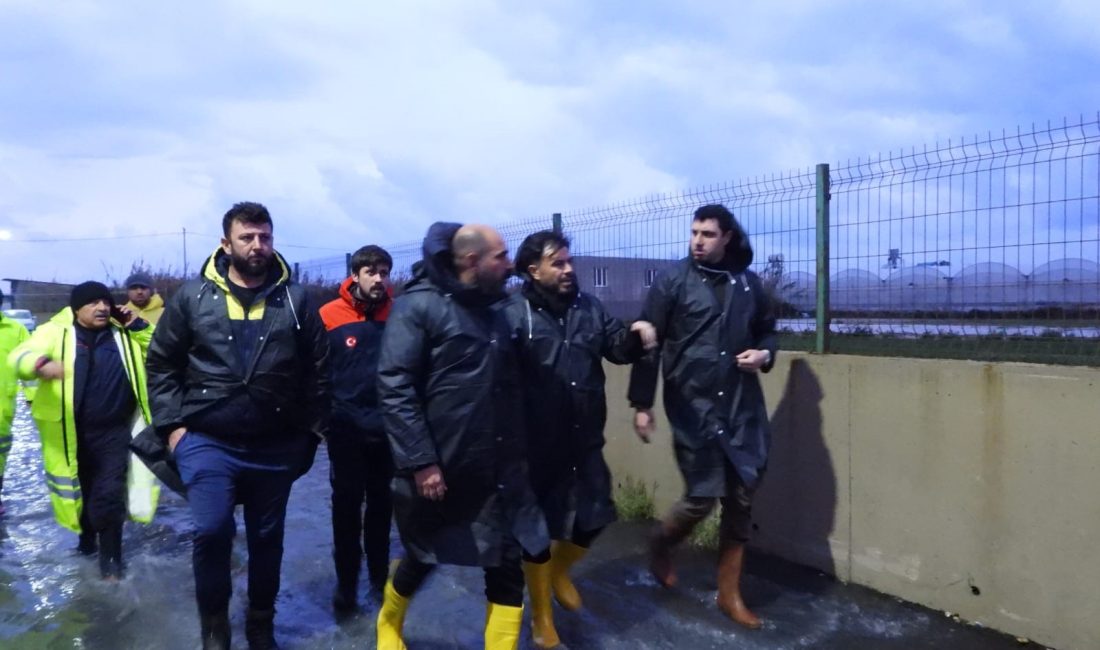 HATAY’IN SAMANDAĞ İLÇESİNDE ETKİLİ OLAN YAĞIŞ SONRASI YOLLAR GÖLE DÖNERKEN