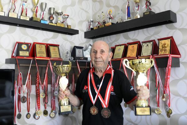 Mustafa ERCAN- Soner AYDIN/MERSİN, (DHA)- Mersin’de 10 yaşındayken masa tenisiyle
