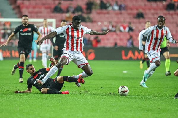 İLGİNİZİ ÇEKEBİLİR: Antalyaspor attığı 2 golle, 2 puan aldı Antalyaspor