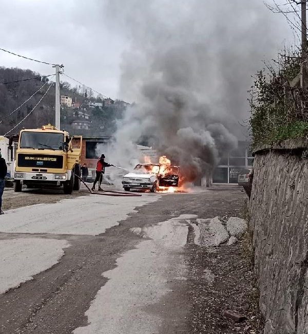 Ebubekir EKİCİ/ZONGULDAK, (DHA)-  ZONGULDAK’ın Kilimli ilçesinde seyir halindeki otomobil alev