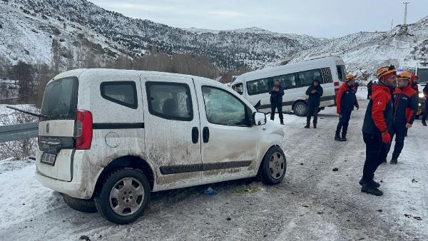 Sivas'ta hafif ticari araç ile yolcu minibüsü çarpıştı: 26 yaralı