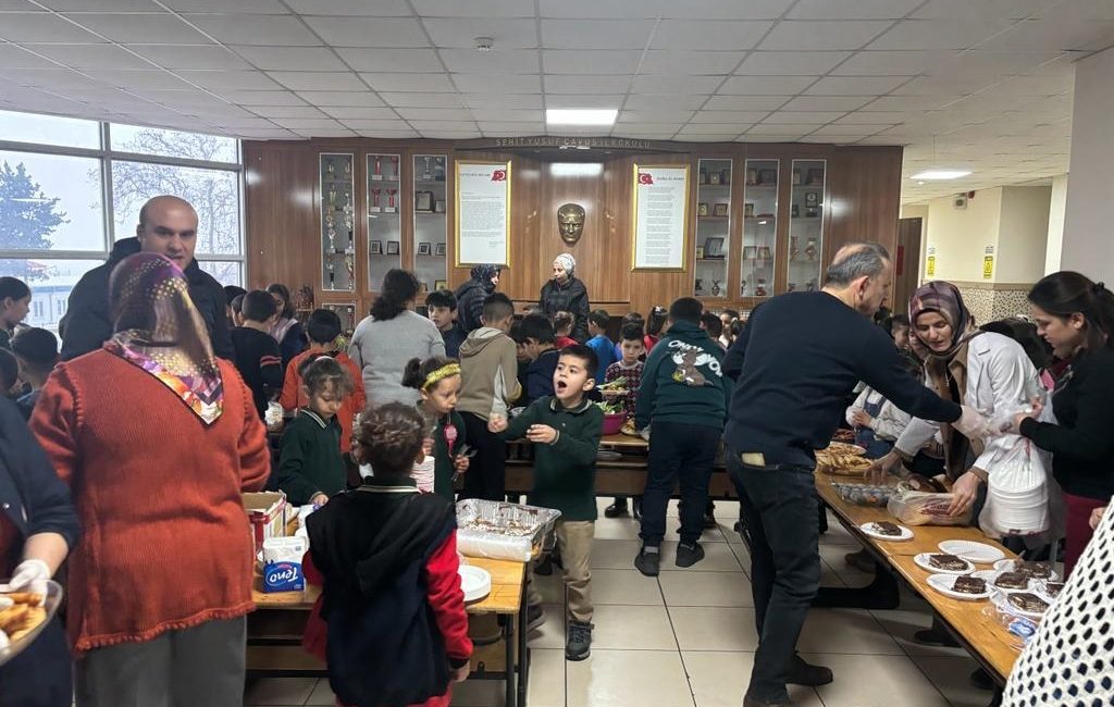 Kahramanmaraş’ta Şehit Yusuf Çavuş İlkokulu öğrencileri, ailelerin yardımıyla şehit aileleri