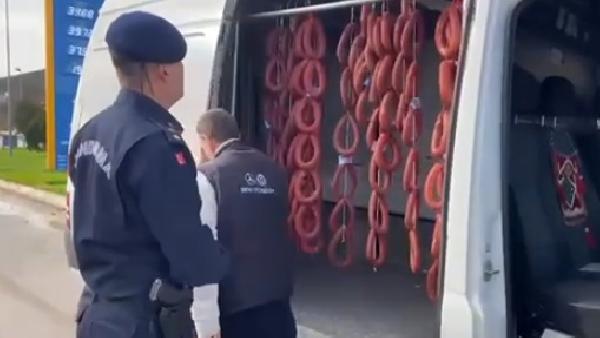 Sucukları 'tozlandığı' için yıkamışlar Sucukları 'tozlandığı' için yıkamışlar
