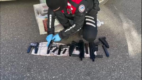 taksiden 2 otomatik tufek ile 4 tabanca cikti surucu gozaltinda 860e83a