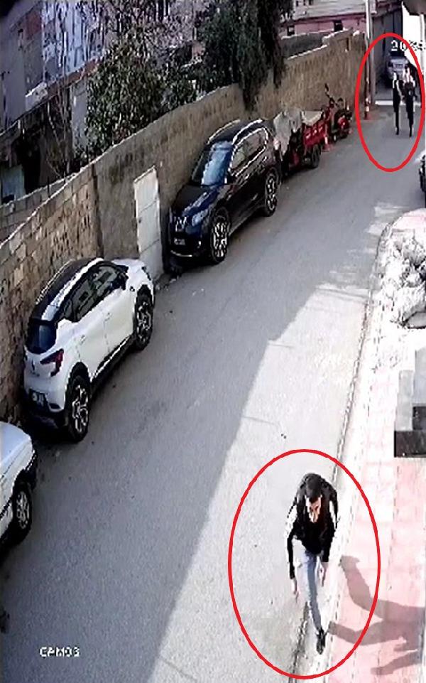 Telefon çalan şüpheli, ayağı takılınca düştü; o anlar kamerada