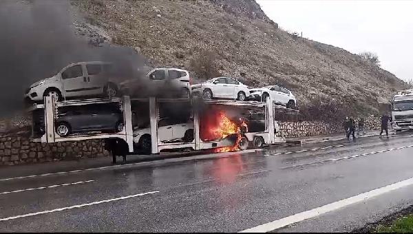 Okan ÇALIŞKAN/TARSUS (Mersin),(DHA)- MERSİN’de seyir halinde alev alan TIR’daki yangında