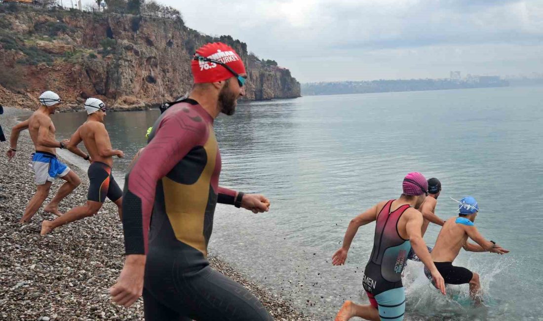 ANTALYA’DA ARALARINDA MİLLİ SPORCULARIN DA BULUNDUĞU TRİATLONCULAR, DENİZ KİRLİLİĞİNE DİKKAT