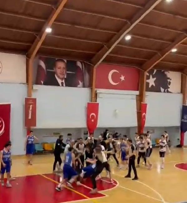 Yavuz YILMAZ/BURSA, (DHA)-BURSA’da U16 Erkekler Basketbol Ligi’nde mücadele eden İnegöl