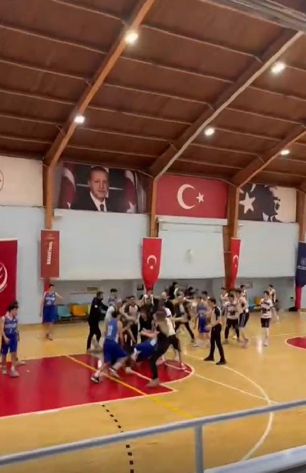 U16 karşılaşmasında basket sahası boks ringine döndü; 1 oyuncunun dişleri kırıldı 1 u16 karsilasmasinda basket sahasi boks ringine dondu 1 oyuncunun disleri kirildi e2b6d13