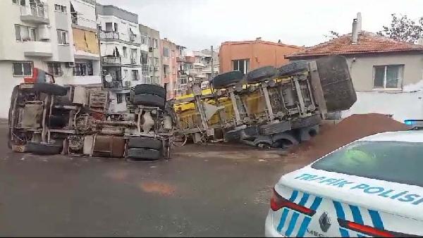 Tekin GÜRBULAK/ İZMİR, (DHA)- İZMİR’in Karabağlar ilçesinde harfiyat kamyonu yük boşaltırken