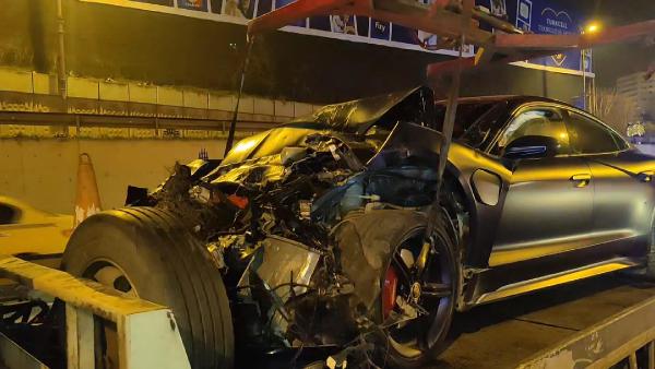 Zeytinburnu'nda lüks otomobil yol çalışması yapan belediye aracına çarptı: 5 yaralı
