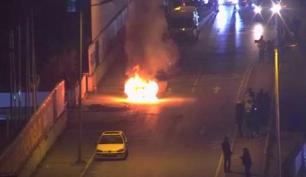 Baran AKKAYA/İSTANBUL, (DHA)-ZEYTİNBURNU’nda park halindeki otomobil alev alev yandı. Yangın