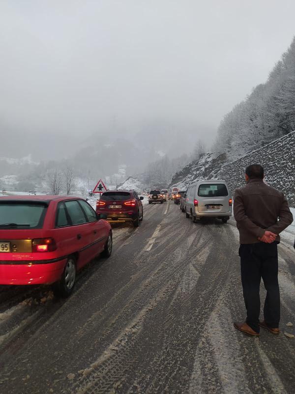 Zonguldak'ta kar; ulaşım olumsuz etkilendi, vatandaşlar ateş yakıp çay içti