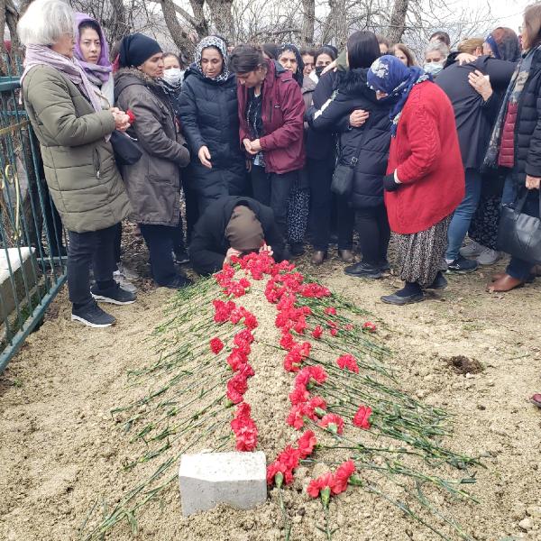 1 ay önce evlendiği eşini öldüren uzman çavuş, adliyeye sevk edildi (2) ‘KIZIMIN MEZAR TAŞLARINA MI SARILACAĞIM ARTIK’ Elazığ’da 1 ay önce evlendiği