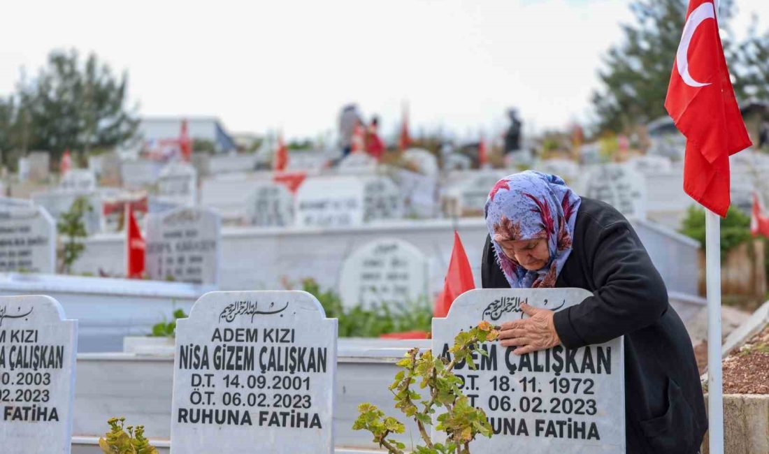 GÖZÜ YAŞLI ANNE HER HAFTA MEZARLIĞA GİDİP MEZAR TAŞLARINI ÖPÜP