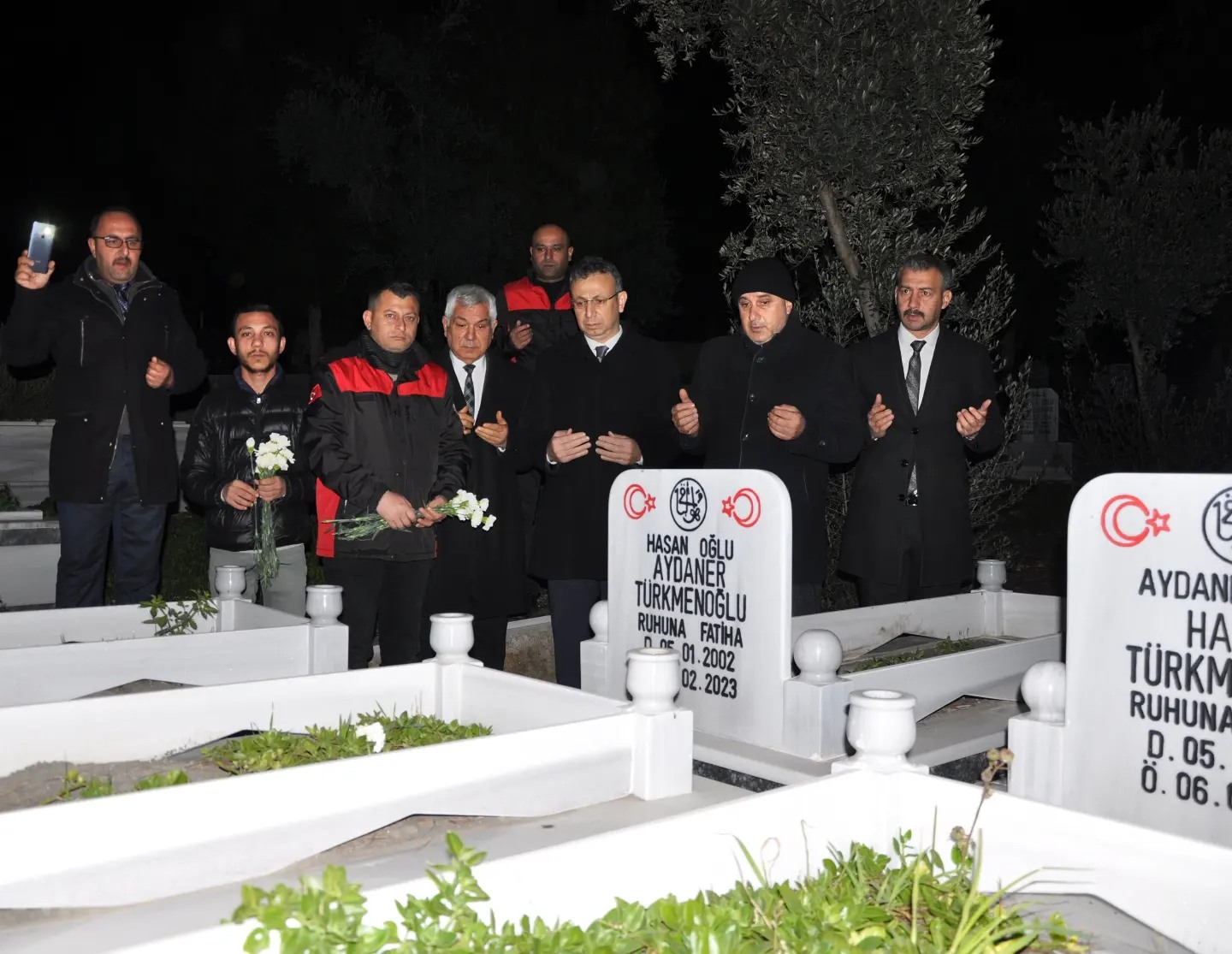 KADİRLİ’DE DEPREM ŞEHİTLERİ YILDÖNÜMÜNDE ANILDI