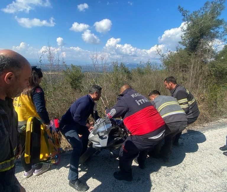 Kadirli’de sürücüsünün direksiyon hakimiyetini kaybettiği motosiklet sürücüsü şarampole uçtu. Kaza