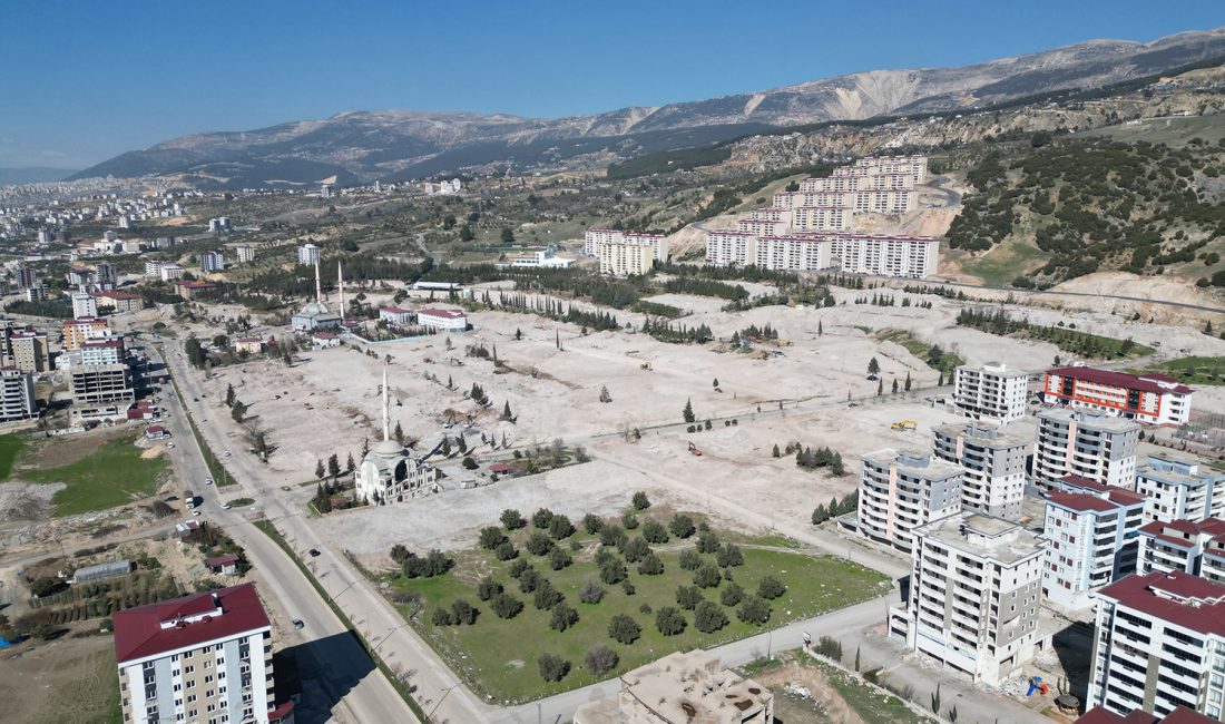 Dulkadiroğlu Belediye Başkanı Necati Okay, ağır hasarlı olarak yıkımı gerçekleştirilen