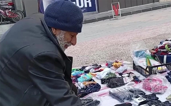 Kadirli ilçesinde seyyar tuhafiyecilik yapan Hamza Yapalak, vatandaşların alım gücünün