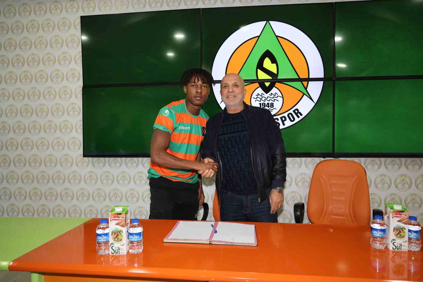 alanyaspor nijeryali genc futbolcu akinlosotu ile profesyonel sozlesme imzaladi d7c6e09