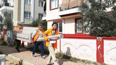 Antalya Büyükşehir’den selzedelere eşya yardımı