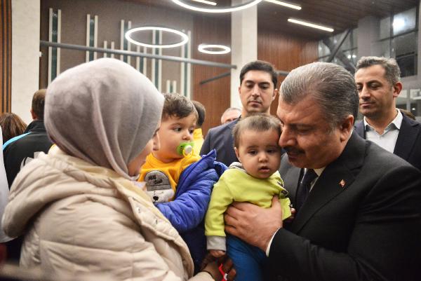 bakan koca enkazdan 261 saat sonra kurtarilan mustafa ve mehmet ali ile bulustu bfa379f