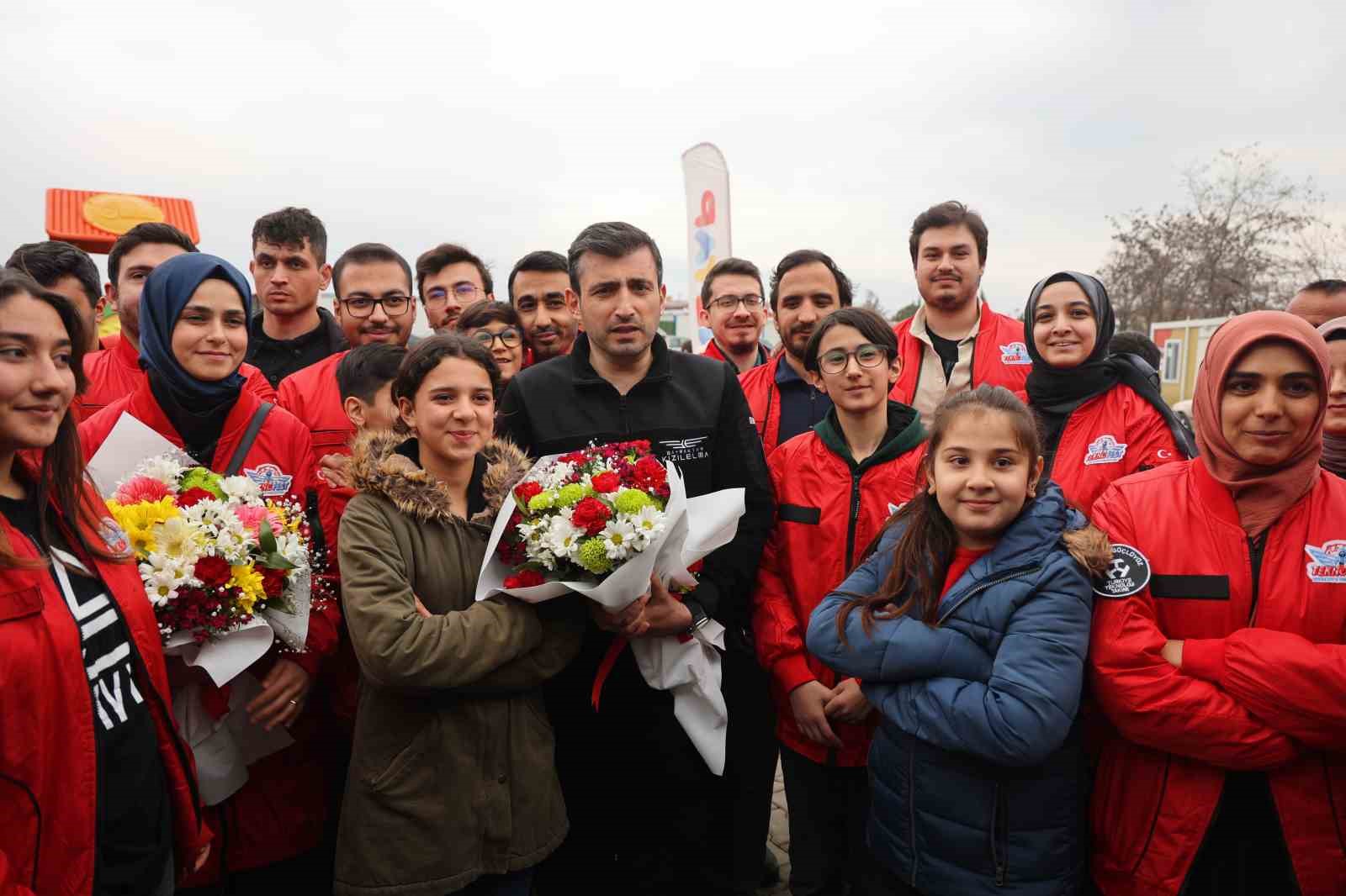 Bayraktar, Kahramanmaraş’ta depremzedelerle buluştu Bayraktar, Kahramanmaraş’ta depremzedelerle buluştu
