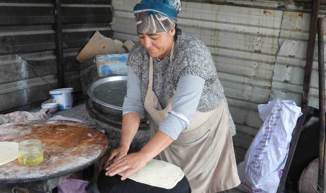 HATAY'DA EV KADINLARI TARAFINDAN YAPILAN TANDIR EKMEĞİ, SADE, BİBERLİ, ÇÖKELEKLİ