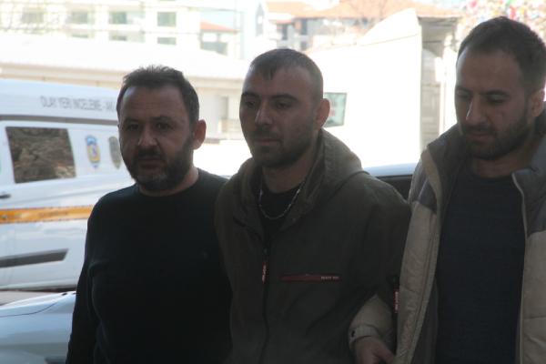 cop yiginlarinin arasinda kacak gocmenleri tasiyan tir surucusu tutuklandi 201a5b8