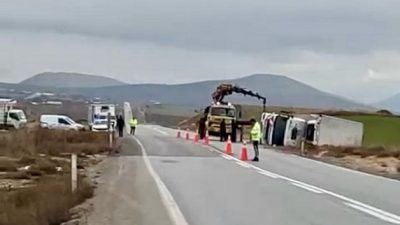 Kahramanmaraş’ın Afşin ilçesinde sürücüsünün kontrolünü kaybettiği kamyonun devrilmesi sonucu iki