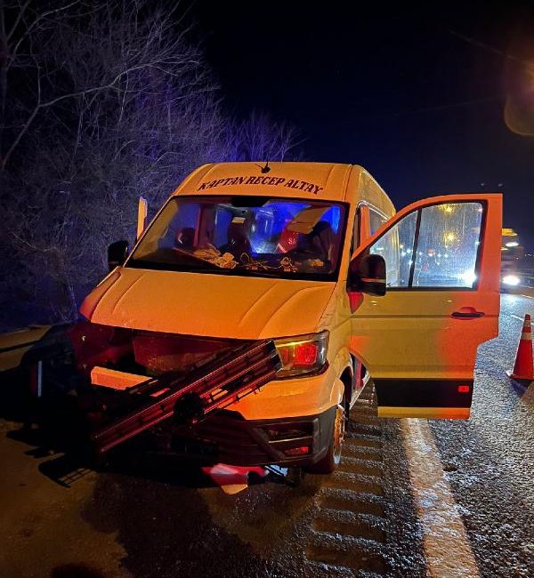 Tezcan SOLMAZ/DÜZCE, (DHA)- DÜZCE’de, ehliyetsiz sürücünün kullandığı minibüsün bariyere çarptığı