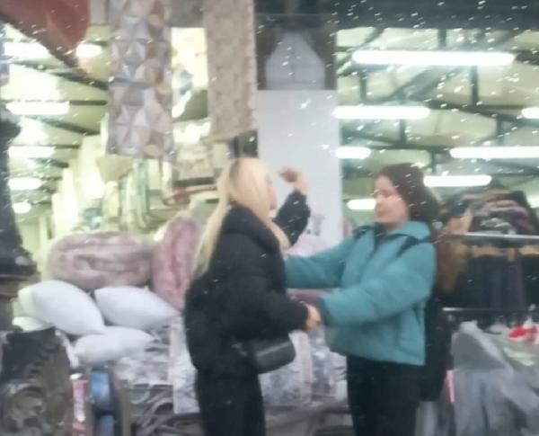 genc kizlarin sokaktaki kavgasi kamerada e96fcc4