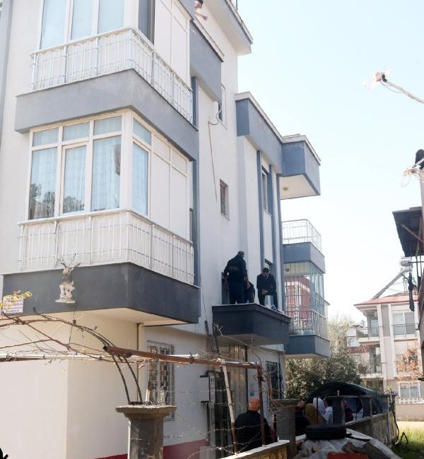 Adem AKALAN- Aslı DURAN/ANTALYA, (DHA)- ANTALYA’da güneş enerjisi sistemini tamir için