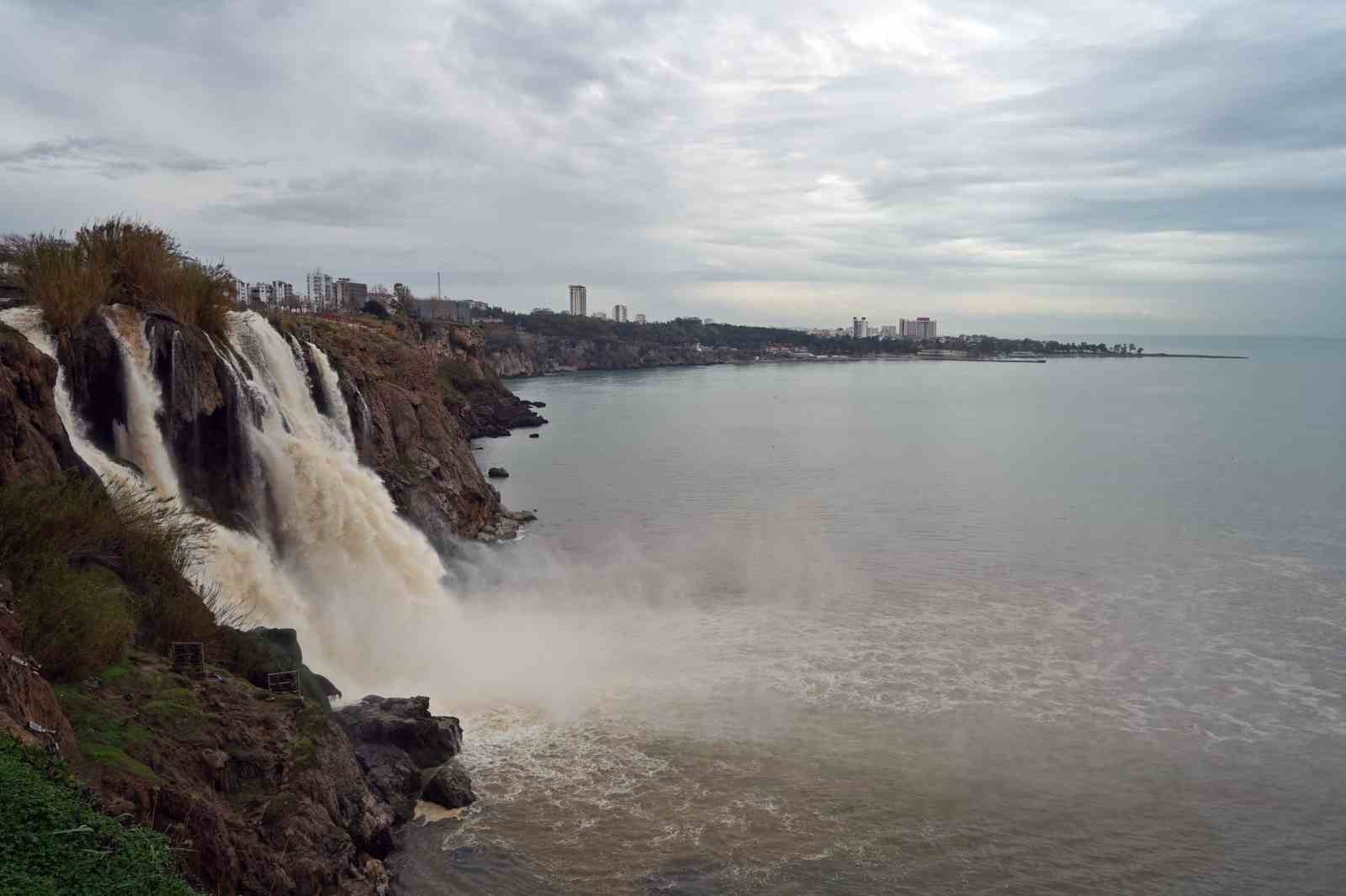 hayati felc eden yagis sonrasi dunyaca unlu selale camur cagladi 92a01c9