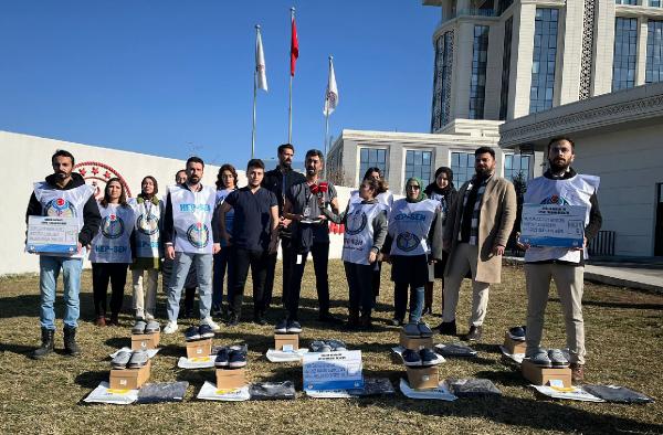 Gizem KARADAĞ-Emirhan YÜZÜGÜLDÜ/ANKARA, (DHA)- HEP-SEN üyeleri, Sağlık Bakanlığı önünde sağlık