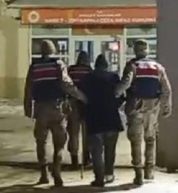 Volkan KARABAĞ/KARS, (DHA)- KARS’ta 3 yıl önce evlerinde ruhsatsız tabanca