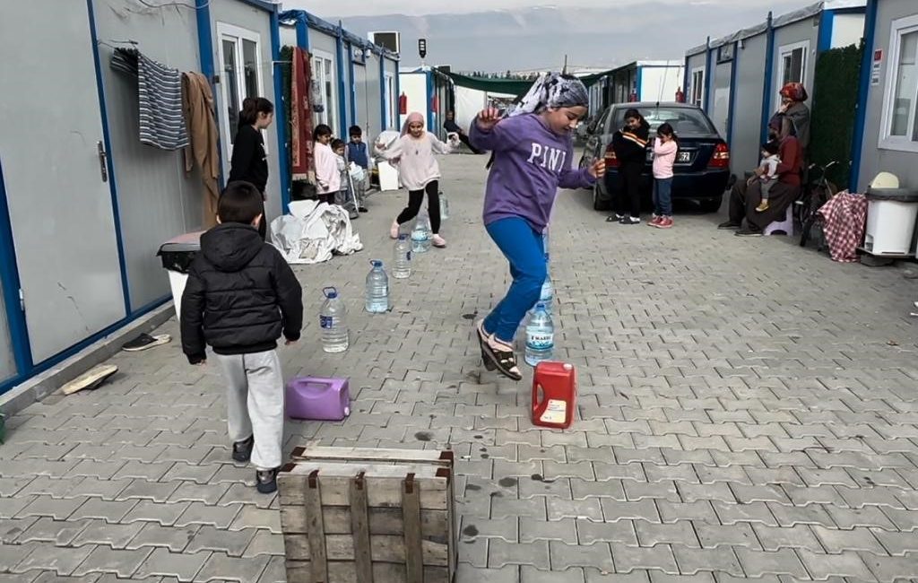 KAHRAMANMARAŞ'TA ÇOCUKLAR KONTEYNER KENTTE SURVİVOR PARKURU YAPTI